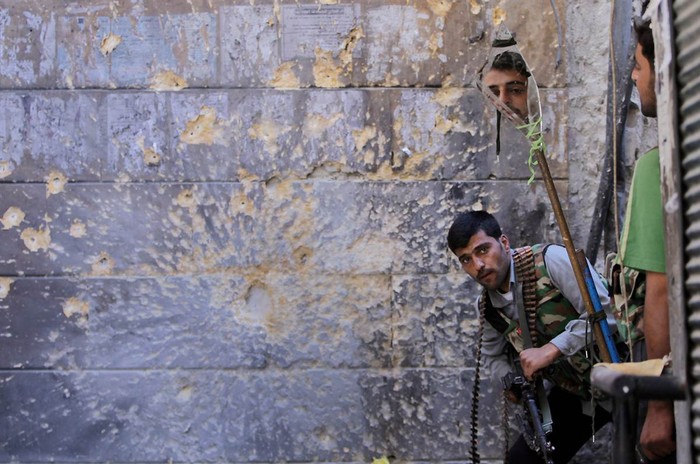 Một chiến binh phe nổi dậy đang quan sát đối phương qua mảnh gương ở thành phố Aleppo hôm 24/9.